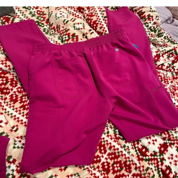 FIGS - Raspberry Sorbet Set with Blue Drawstring - Picture 4 of 5